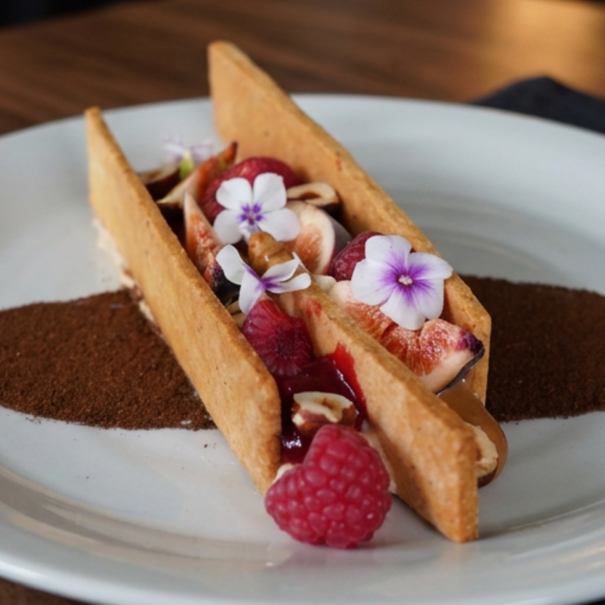 Dessert al piatto con fico, lampone, nocciola e vaniglia